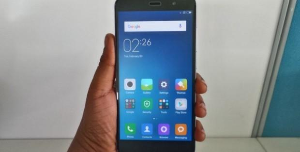 Xiaomi Redmi в руке