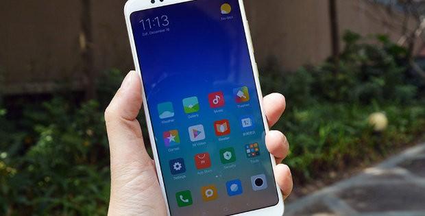 телефон Xiaomi в руке