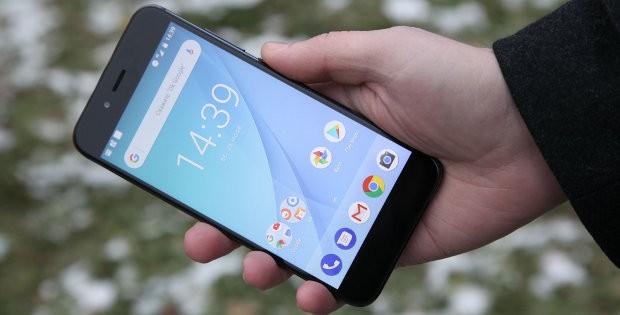 телефон Xiaomi в руке
