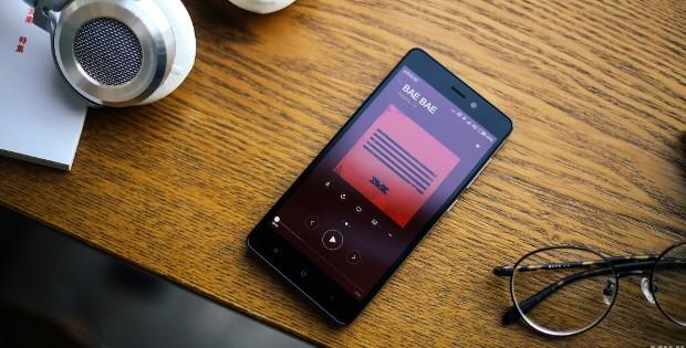 телефон Xiaomi на столе
