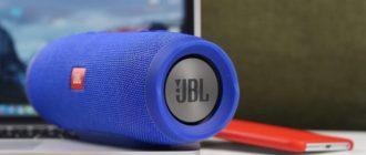 колонка jbl, ноутбук и смартфон